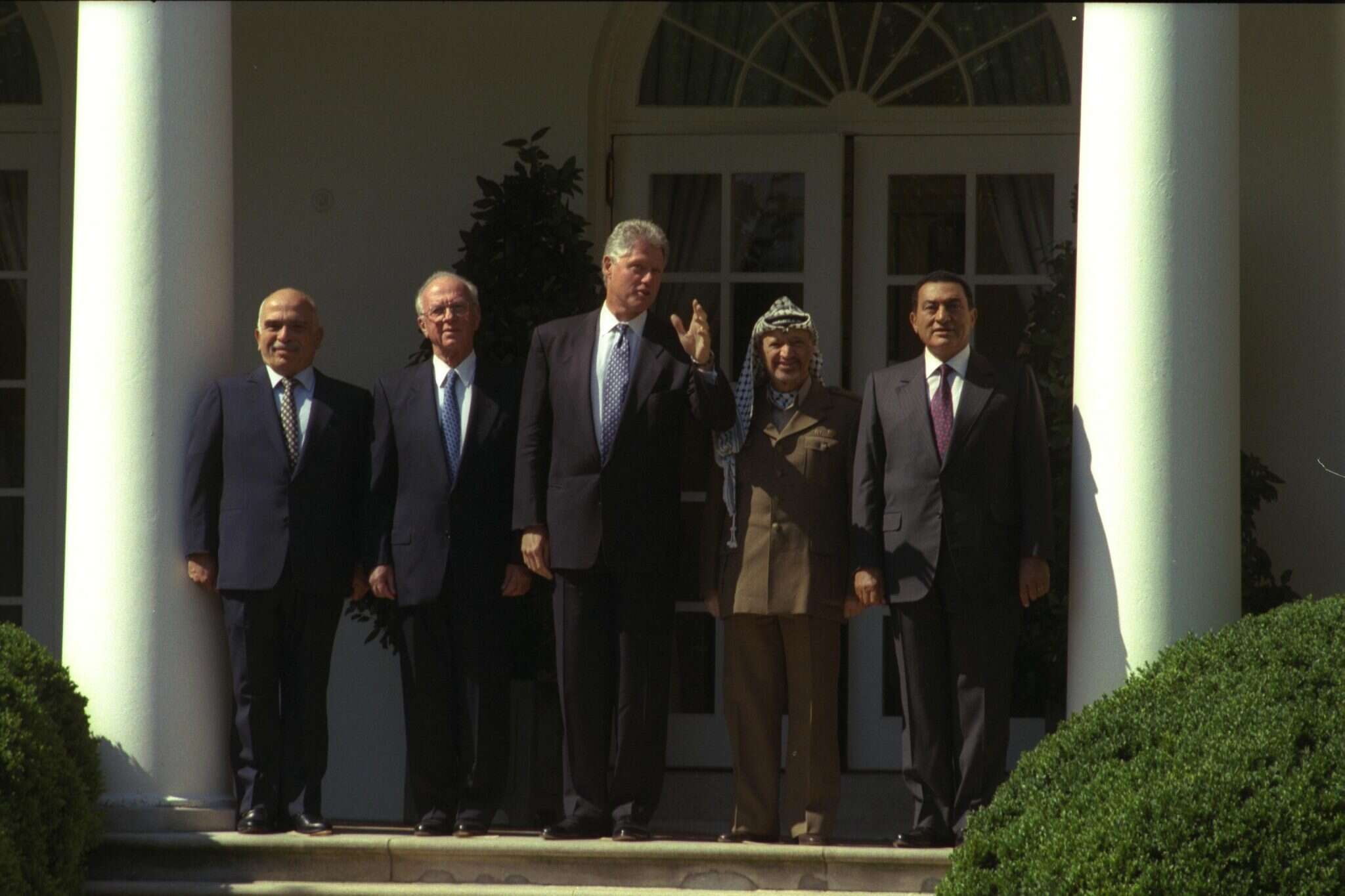 מובארק, ערפאת, קלינטון, רבין והמלך חוסיין במהלך הדיונים על הסכמי אוסלו. | אבי אוחיון, לע''מ מובארק, ערפאת, קלינטון, רבין והמלך חוסיין במהלך הדיונים על הסכמי אוסלו. | אבי אוחיון, לע''מ