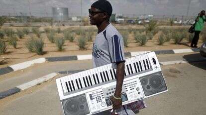 מבקש מקלט בישראל. | EPA מבקש מקלט בישראל. | EPA