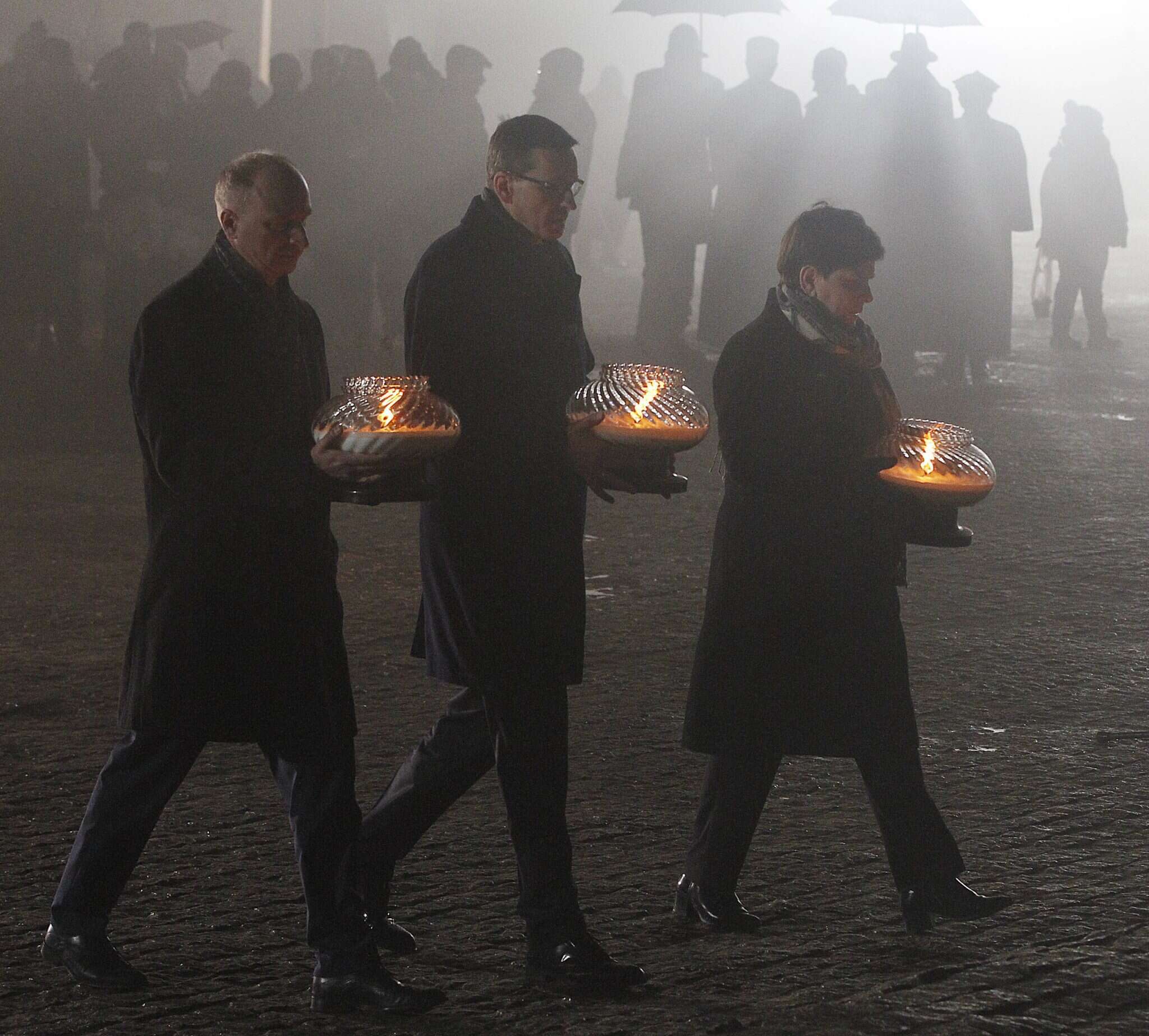 ראש ממשלת פולין מטאוש מורביצקי, סגניתו ומזכיר המדינה בטקס יום הזיכרון הבינלאומי לשואה באנדרטת הקורבנות באושוויץ. | AP