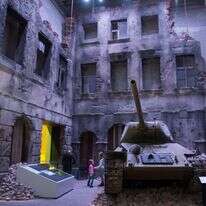 חדר במוזיאון המציג הריסות ברחוב פולני בתום הכיבוש בגרמני. | גטי אימג'ס