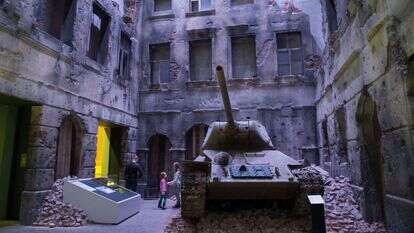 חדר במוזיאון המציג הריסות ברחוב פולני בתום הכיבוש בגרמני. | גטי אימג'ס