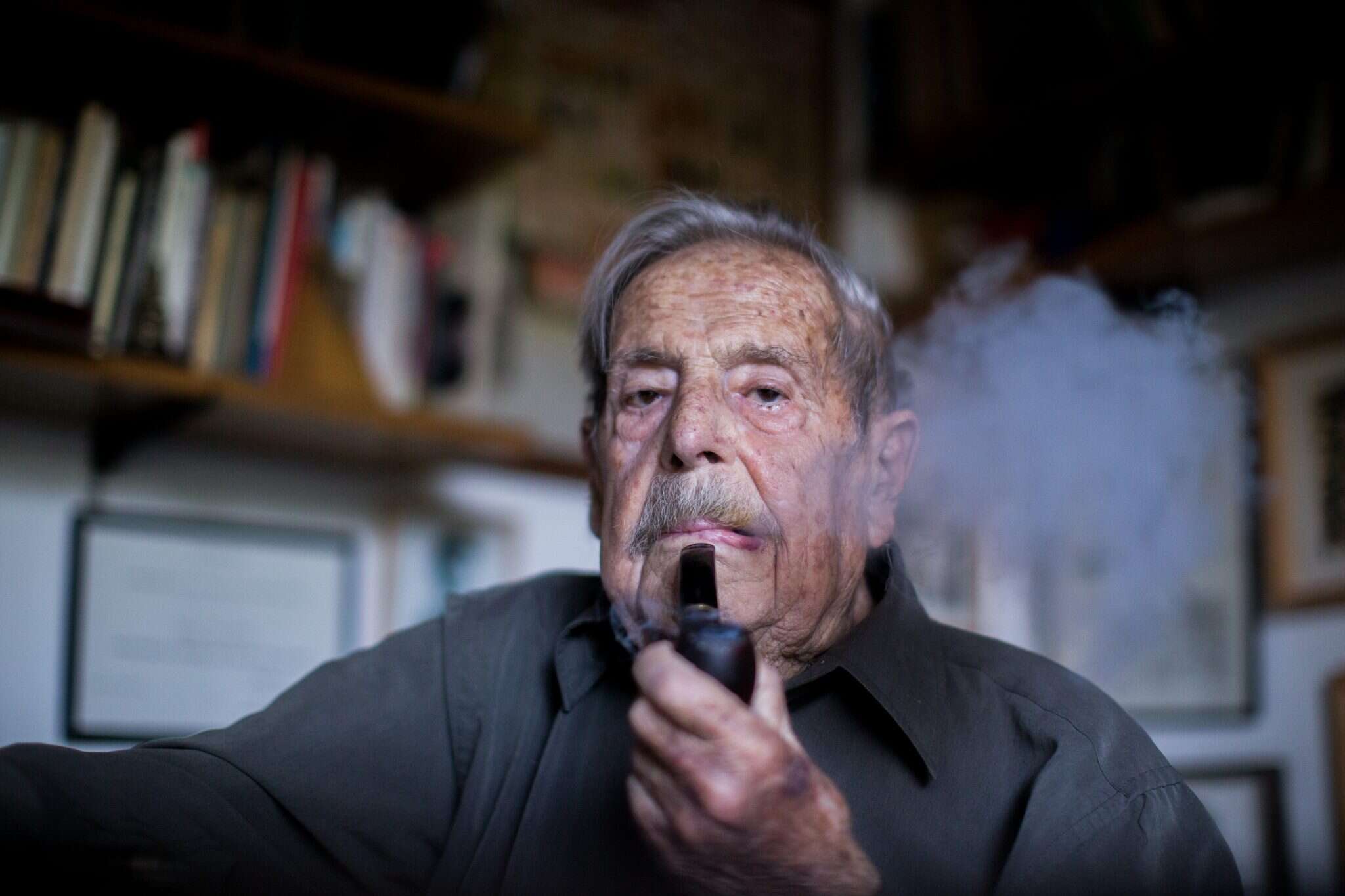 חיים גורי ז"ל בביתו. | יונתן זינדל, פלאש90