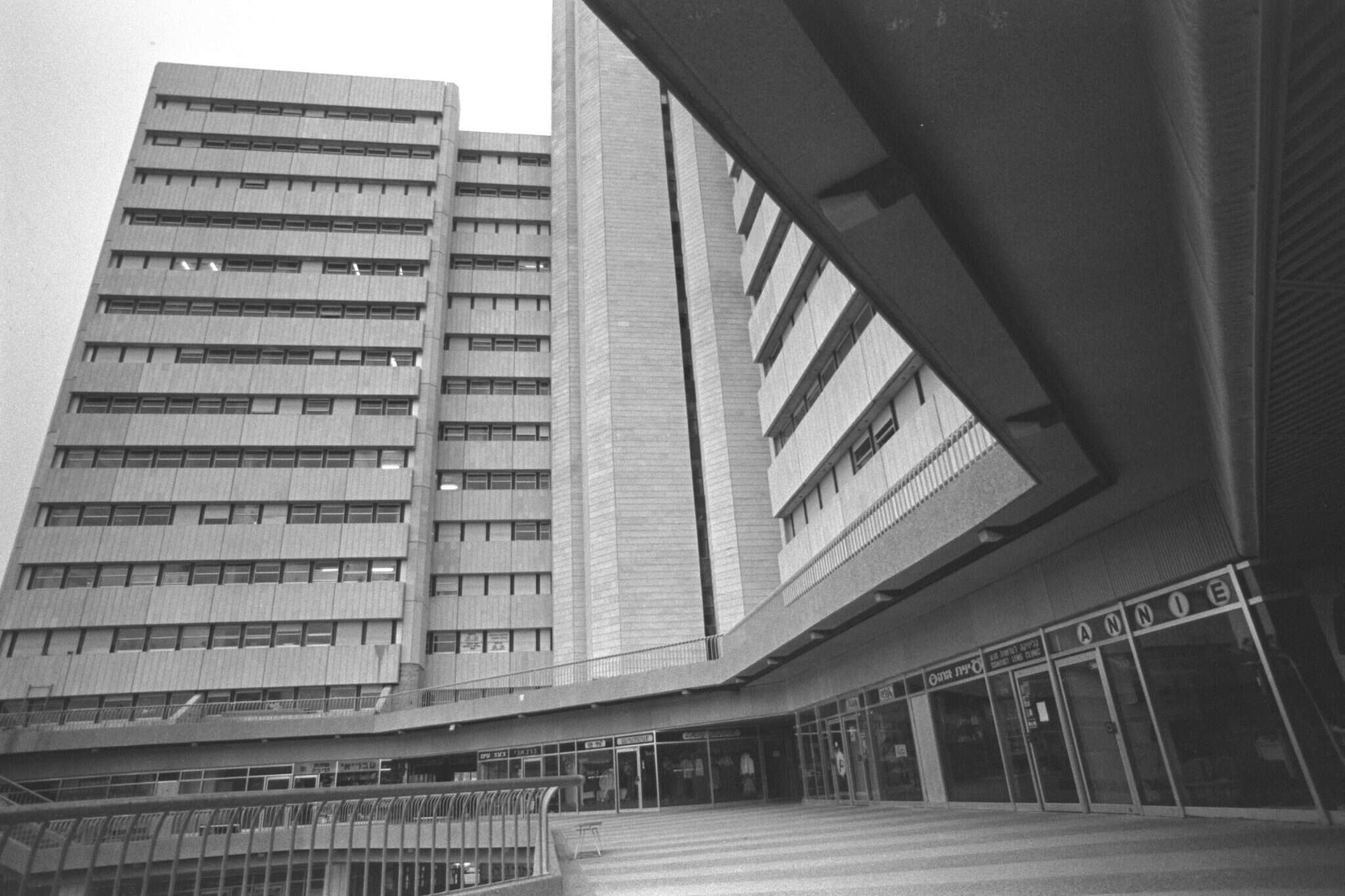 בניין כלל בעבר. | הרמן חנניה, לע''מ