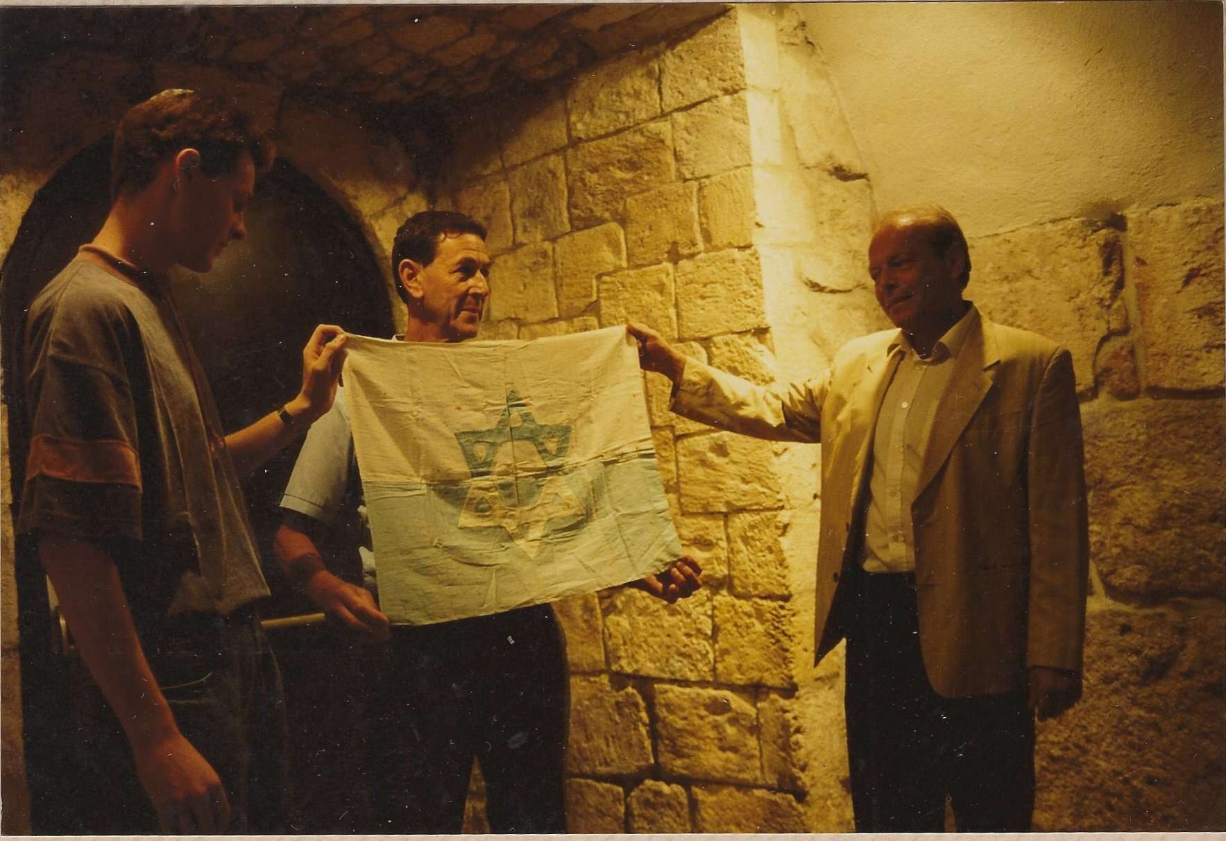 סידני סאלק מוסר את המוצג לאנשי המוזיאון. | באדיבות סידני סאלק - אוסף מוזיאון מגדל דוד סידני סאלק מוסר את המוצג לאנשי המוזיאון. | באדיבות סידני סאלק - אוסף מוזיאון מגדל דוד