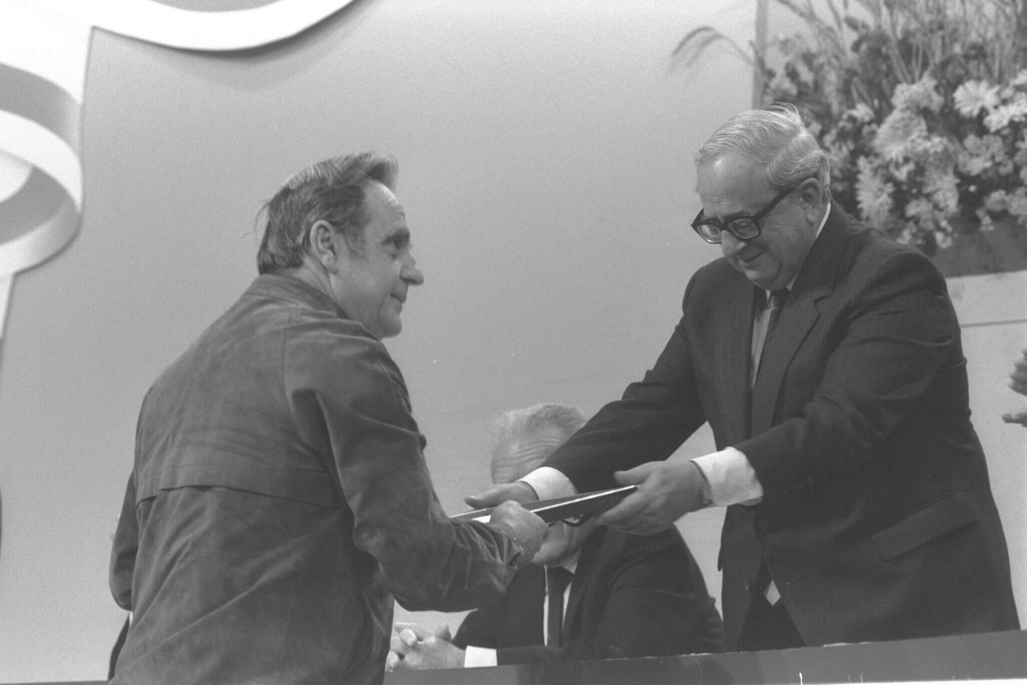 חיים גורי מקבל את פרס ישראל ב-1988 משר החינוך יצחק נבון. | יעקב סהר, לע"מ