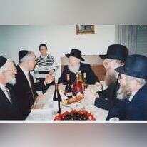 בפגישה עם הרב הראשי אברהם שפירא ובנימין נתניהו. הרב גולד יושב משמאל. | מתוך ספרו של הרב שלום גולד, גפן בית הוצאה לאור בע"מ