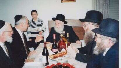 בפגישה עם הרב הראשי אברהם שפירא ובנימין נתניהו. הרב גולד יושב משמאל. | מתוך ספרו של הרב שלום גולד, גפן בית הוצאה לאור בע"מ