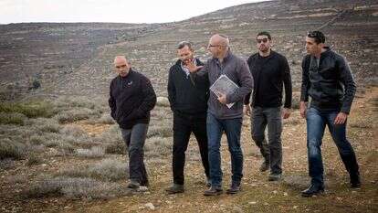 קובי אלירז (במרכז) סמוך לישראל גנץ, בסיור בבנימין. | הלל מאיר, TPS