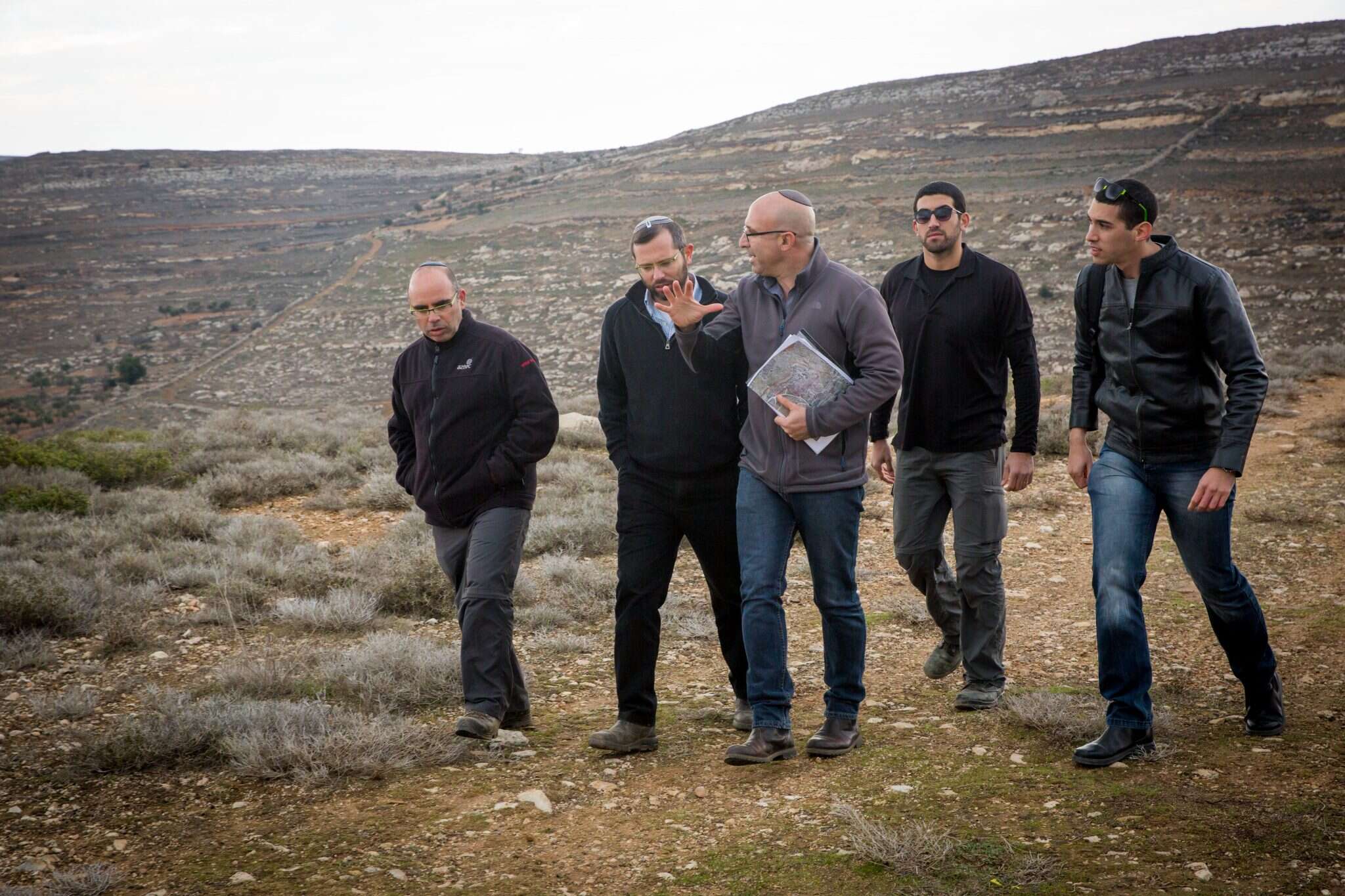 קובי אלירז (במרכז) סמוך לישראל גנץ, בסיור בבנימין. | הלל מאיר, TPS