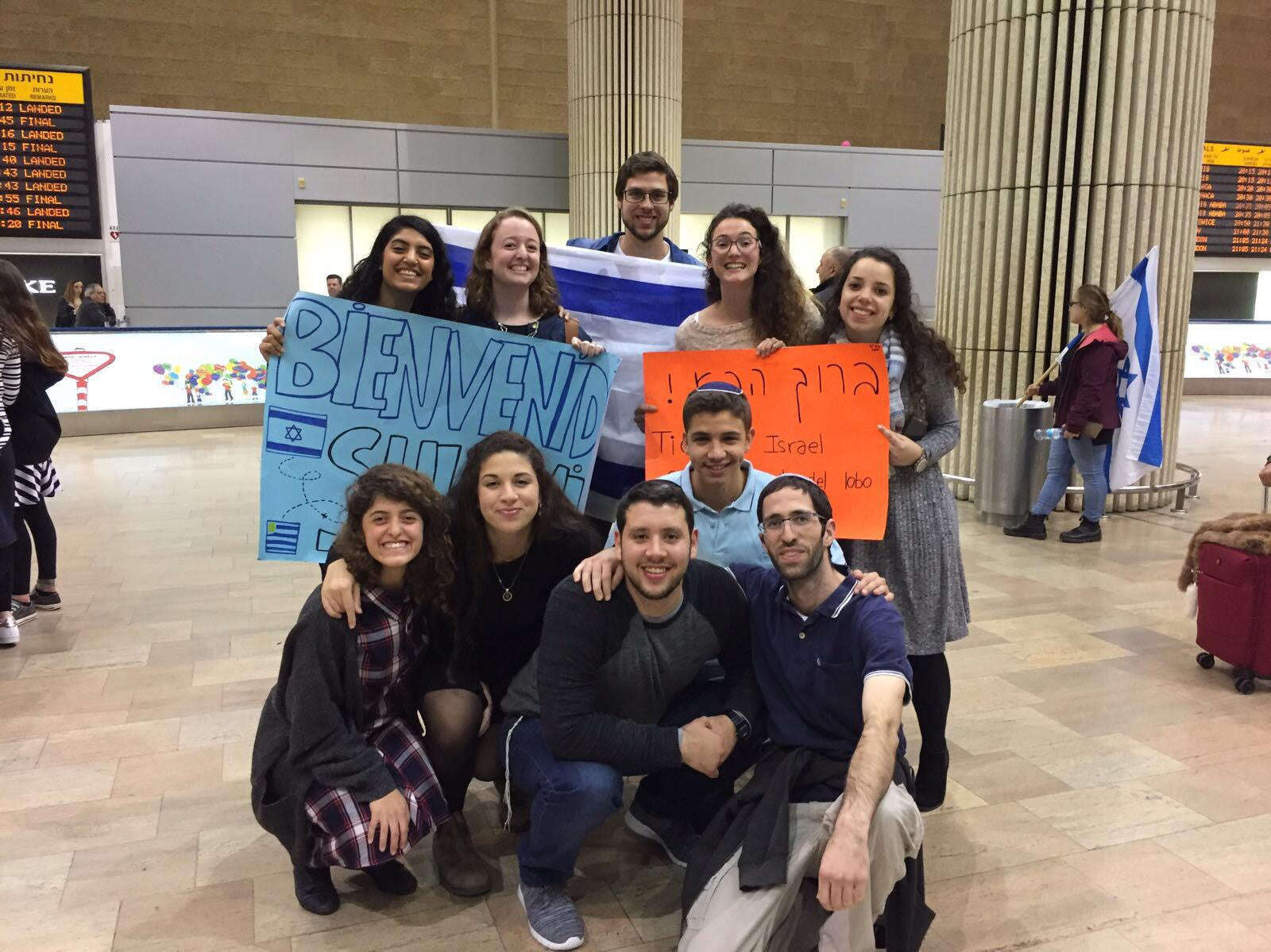 דילן קסצרמן (עם הדגל) בנתב"ג עם עלייתו מאורגוואי. | באדיבות המצולם