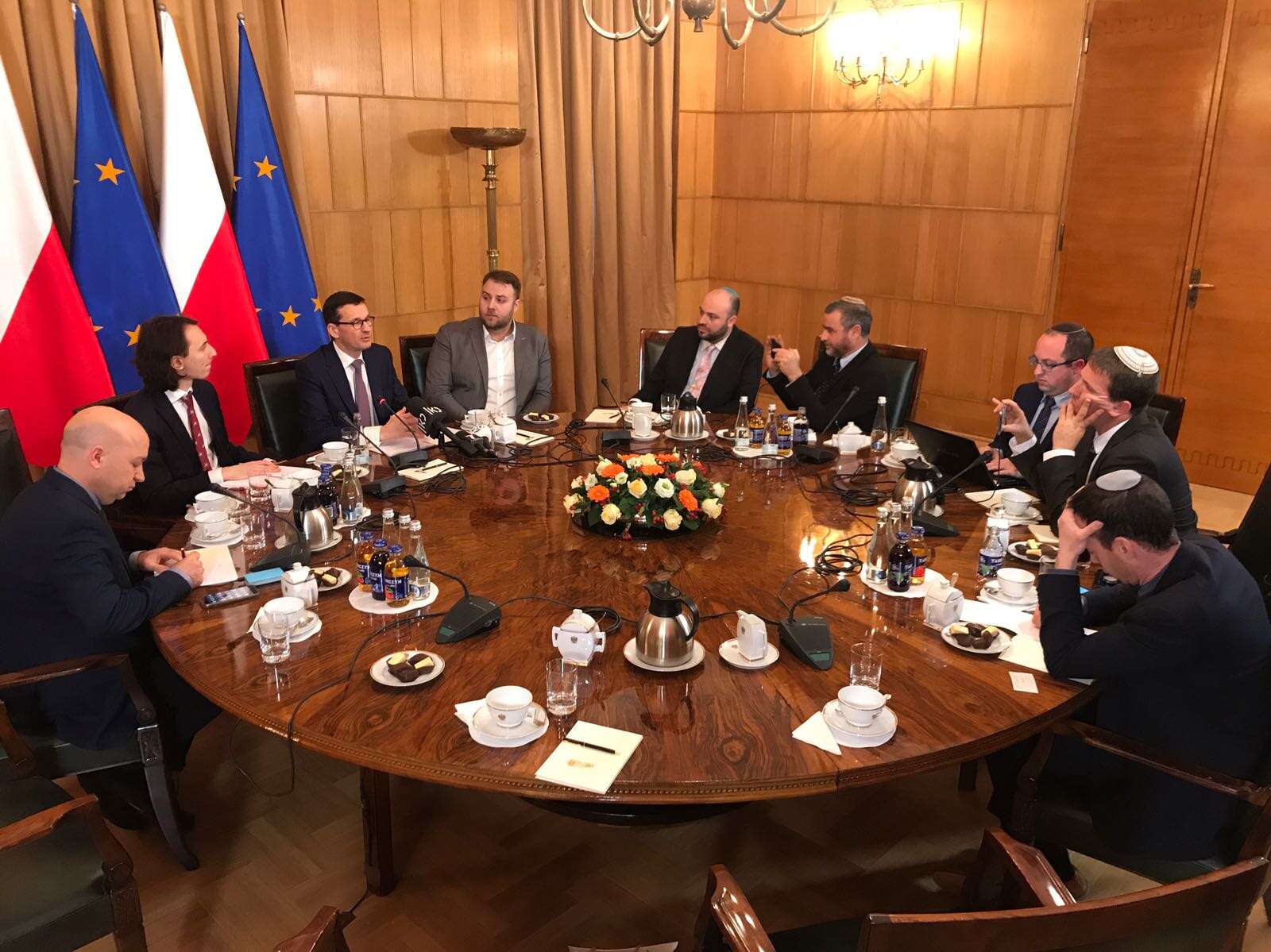 העיתונאים הישראלים עם ראש ממשלת פולין במשרדו