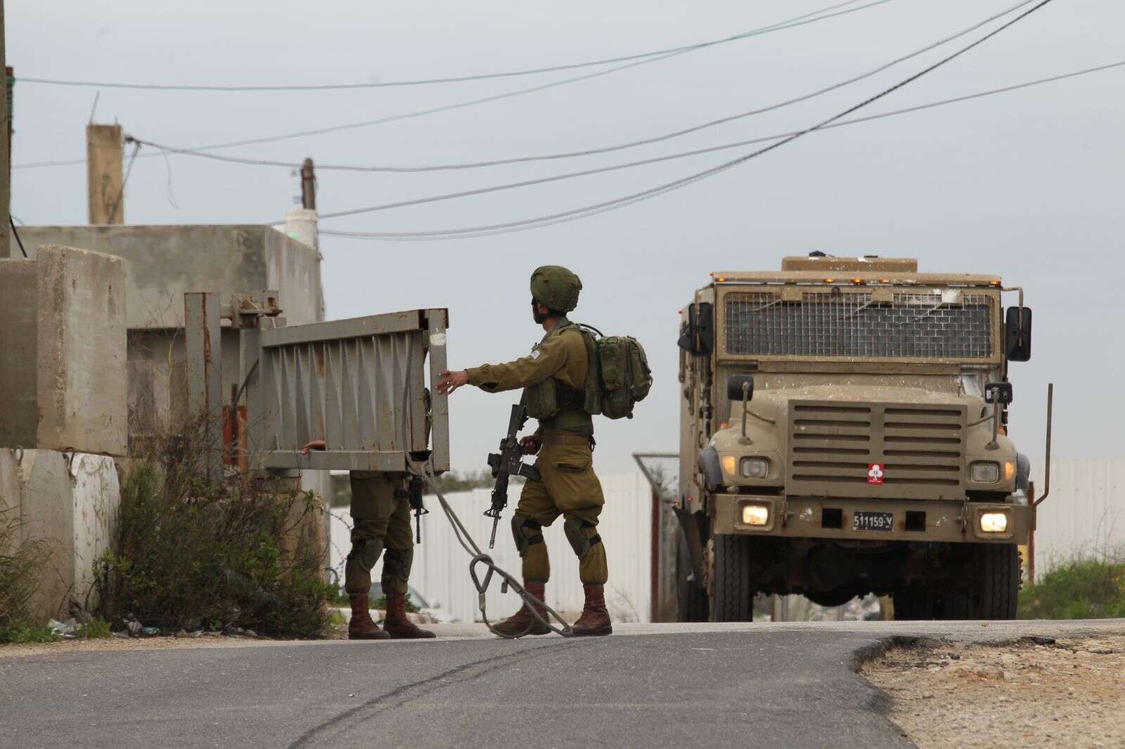 לוחמי צה"ל סורקים אחר המחבל מצומת אריאל. | הלל מאיר/TPS