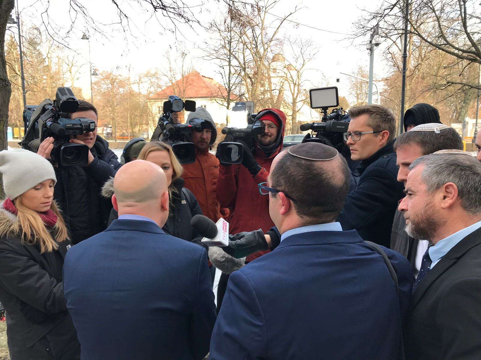 העיתונאים הישראלים בוורשה. התקשורת הפולנית הביעה עניין רב