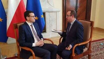 עיתונאי 'מקור ראשון' צביקה קליין וראש ממשלת פולין מתאוש מורבצקי