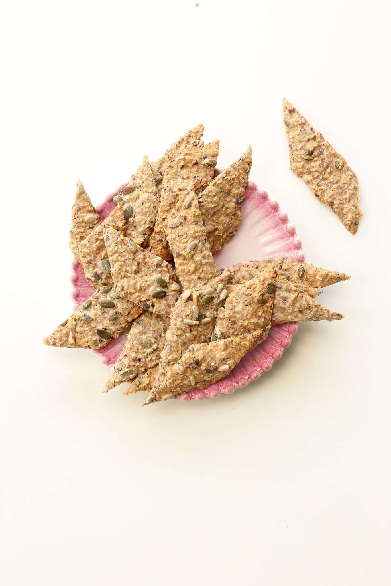 קרקרים עם המון זרעים וגרעינים. | אפרת ליכטנשטט קרקרים עם המון זרעים וגרעינים. | אפרת ליכטנשטט