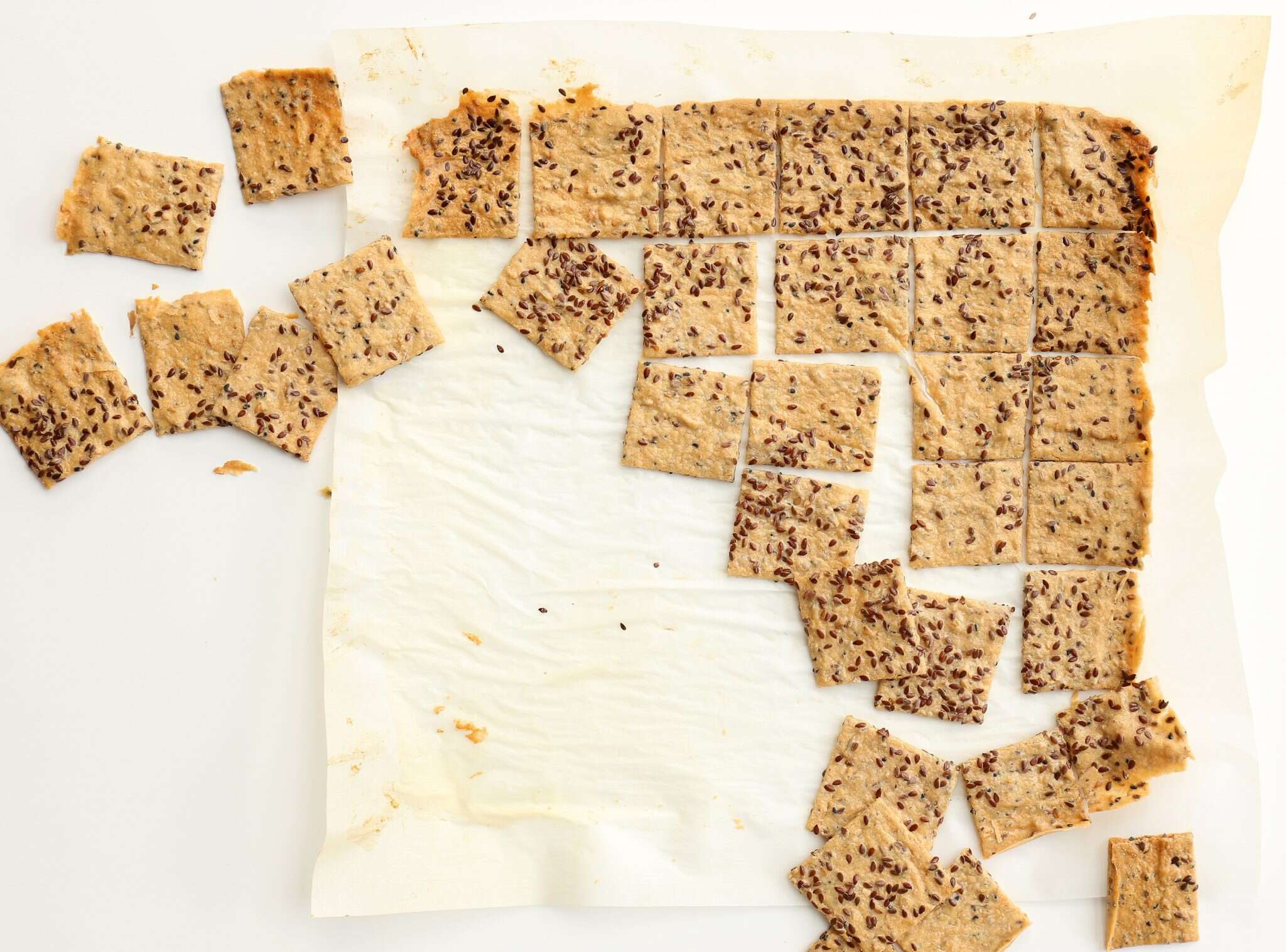 קרקרים מקמח עדשים כתומות עם טחינה. | אפרת ליכטנשטט קרקרים מקמח עדשים כתומות עם טחינה. | אפרת ליכטנשטט