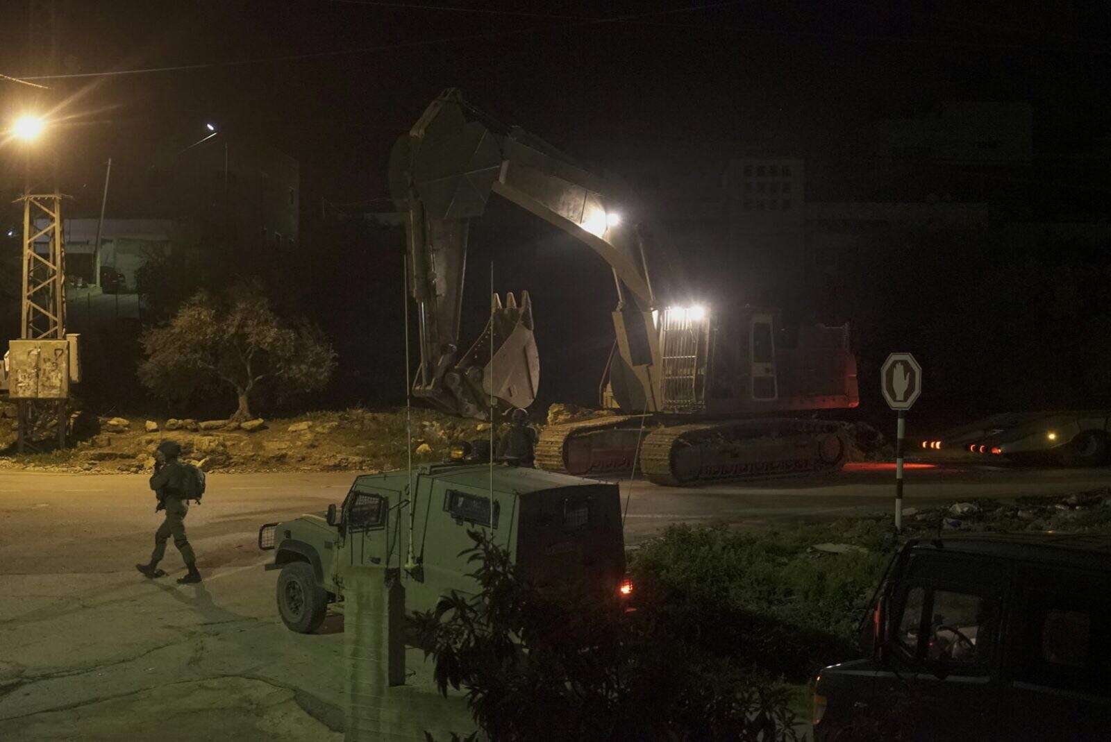 כוחות צה"ל בג'נין במהלך המבצע לתפיסת החוליה שרצחה את הרב רזיאל שבח ז"ל. | דו''צ כוחות צה"ל בג'נין במהלך המבצע לתפיסת החוליה שרצחה את הרב רזיאל שבח ז"ל. | דו''צ