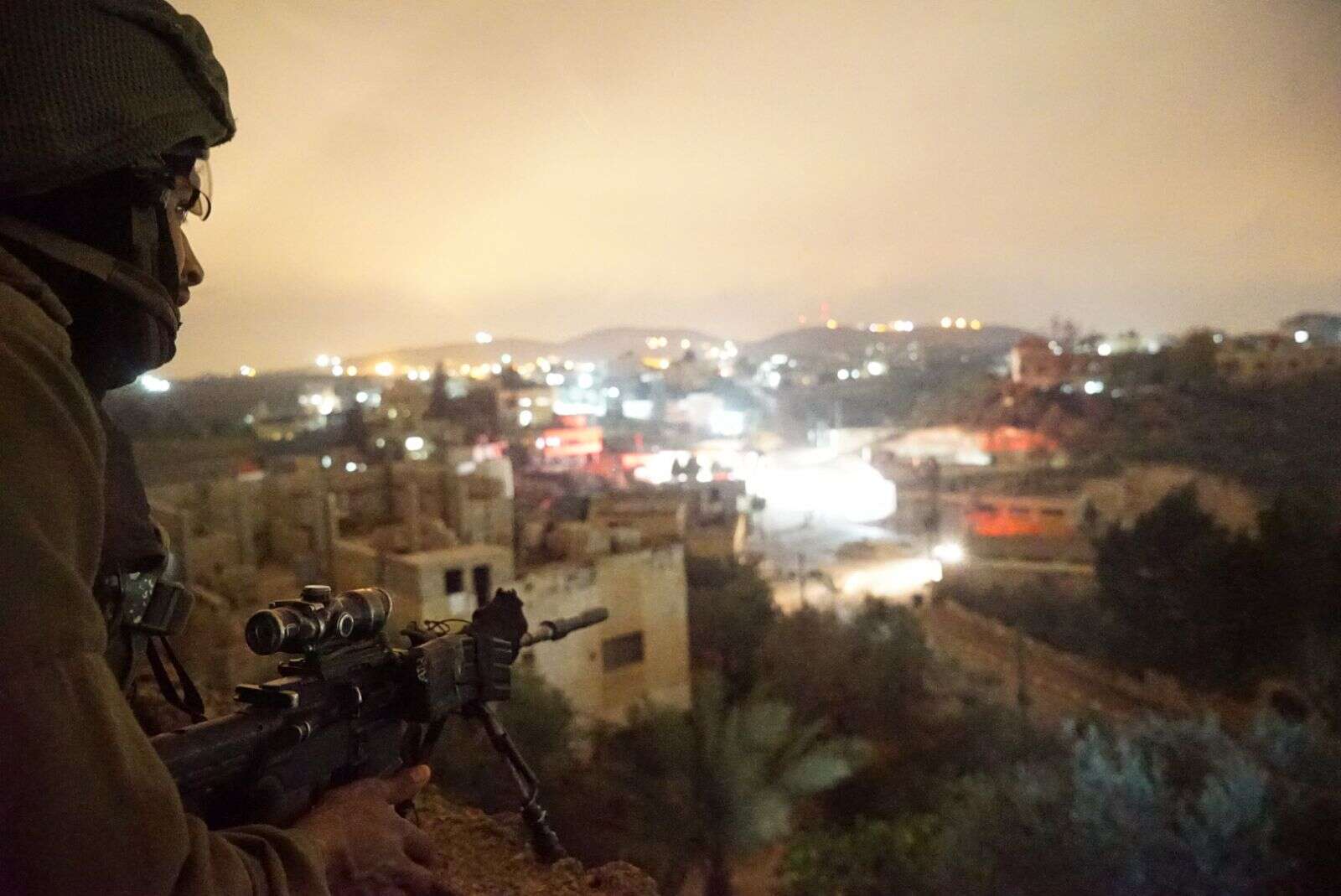 לוחם צה"ל מאבטח את המבצע לתפיסת הרוצחים של הרב רזיאל שבח ז''ל. | דו''צ לוחם צה"ל מאבטח את המבצע לתפיסת הרוצחים של הרב רזיאל שבח ז''ל. | דו''צ