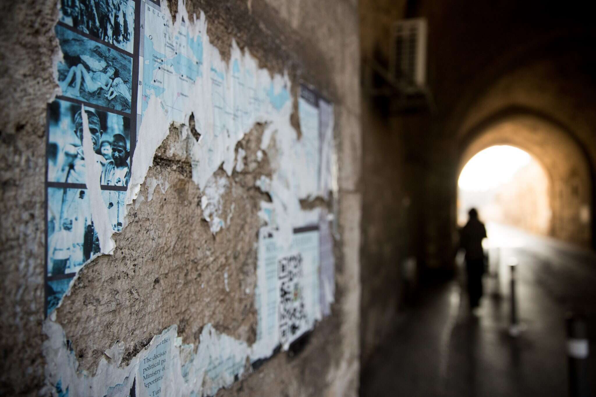 מפה קרועה ברובע הארמני. התיירים הטורקים נגד ההיסטוריה הארמנית. | יונתן זינדל, פלאש90