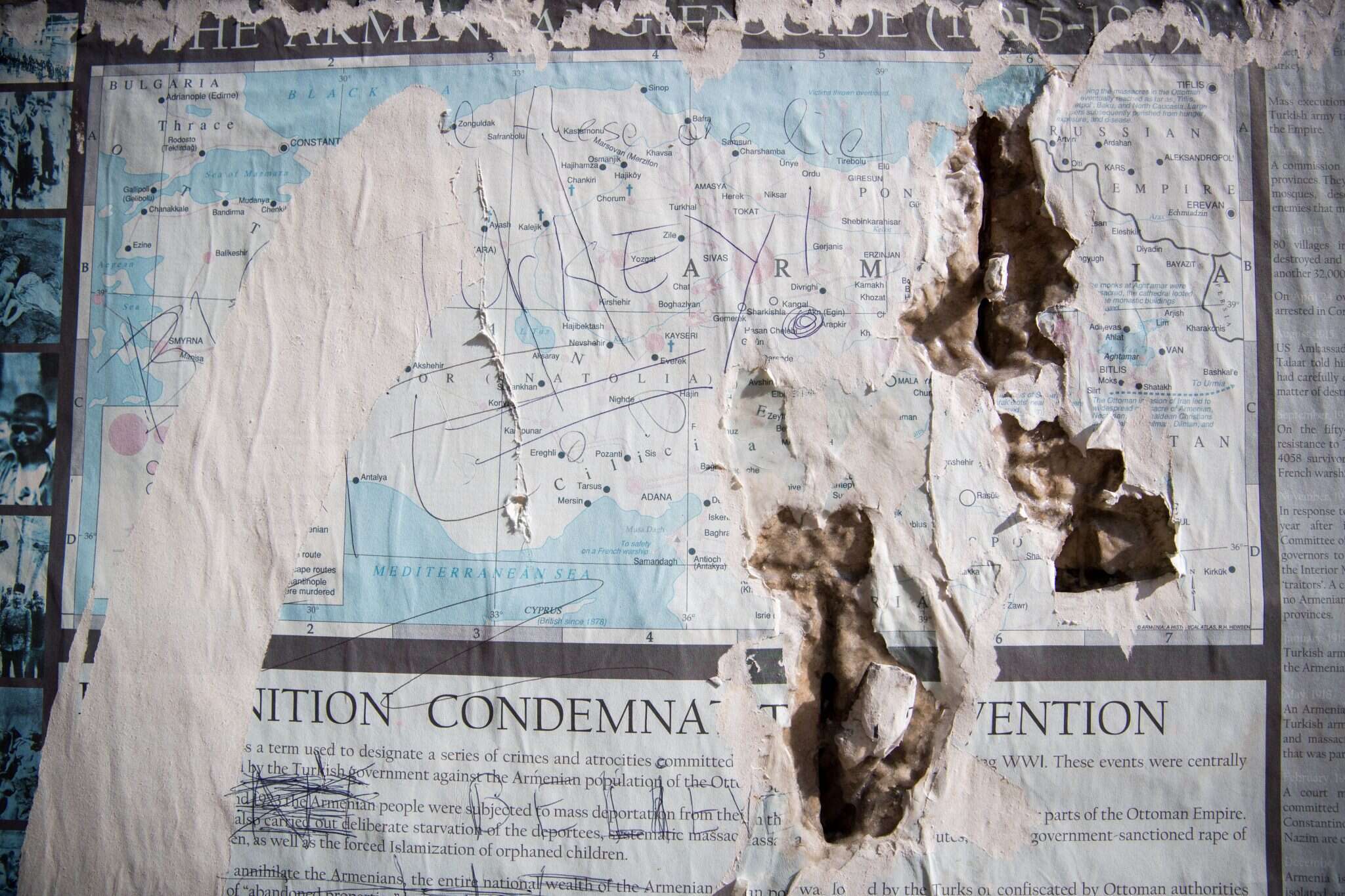 מפה קרועה ברובע הארמני. התיירים הטורקים נגד ההיסטוריה הארמנית. | יונתן זינדל, פלאש90