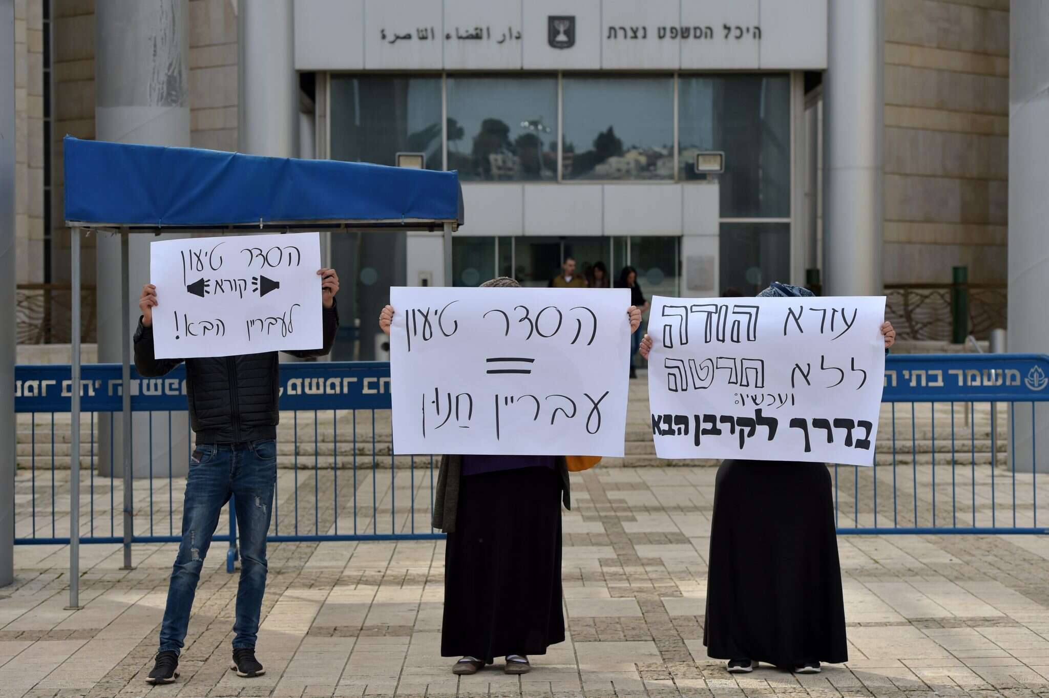 שתי נשים מקהילת 'אורות האר"י' מוחות על עסקת הטיעון בפתח בית המשפט בנצרת. | מרים צחי