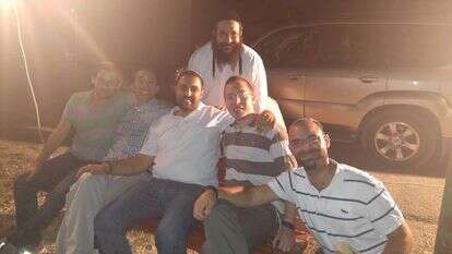 מימין: איתמר מאירזאדה, אהד נתנזן, אביעד שררה, הרב איתמר בן־גל ז"ל, שלומי ברדוגו. עומד: הרב רזיאל שבח ז"ל. | חגית שררה מימין: איתמר מאירזאדה, אהד נתנזן, אביעד שררה, הרב איתמר בן־גל ז"ל, שלומי ברדוגו. עומד: הרב רזיאל שבח ז"ל. | חגית שררה