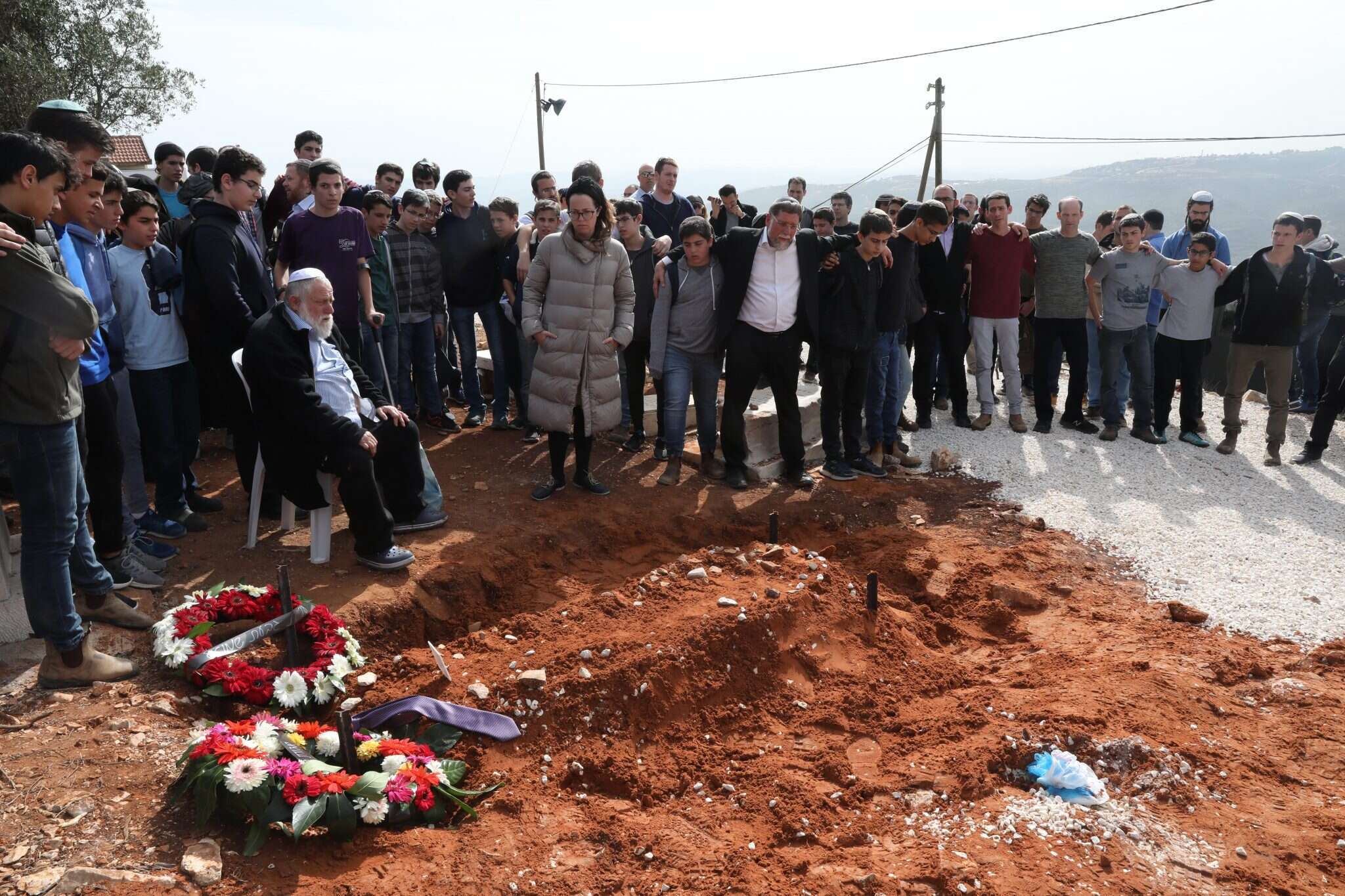 מימין: איתמר מאירזאדה, אהד נתנזן, אביעד שררה, הרב איתמר בן־גל ז"ל, שלומי ברדוגו. עומד: הרב רזיאל שבח ז"ל. | חגית שררה מימין: איתמר מאירזאדה, אהד נתנזן, אביעד שררה, הרב איתמר בן־גל ז"ל, שלומי ברדוגו. עומד: הרב רזיאל שבח ז"ל. | חגית שררה