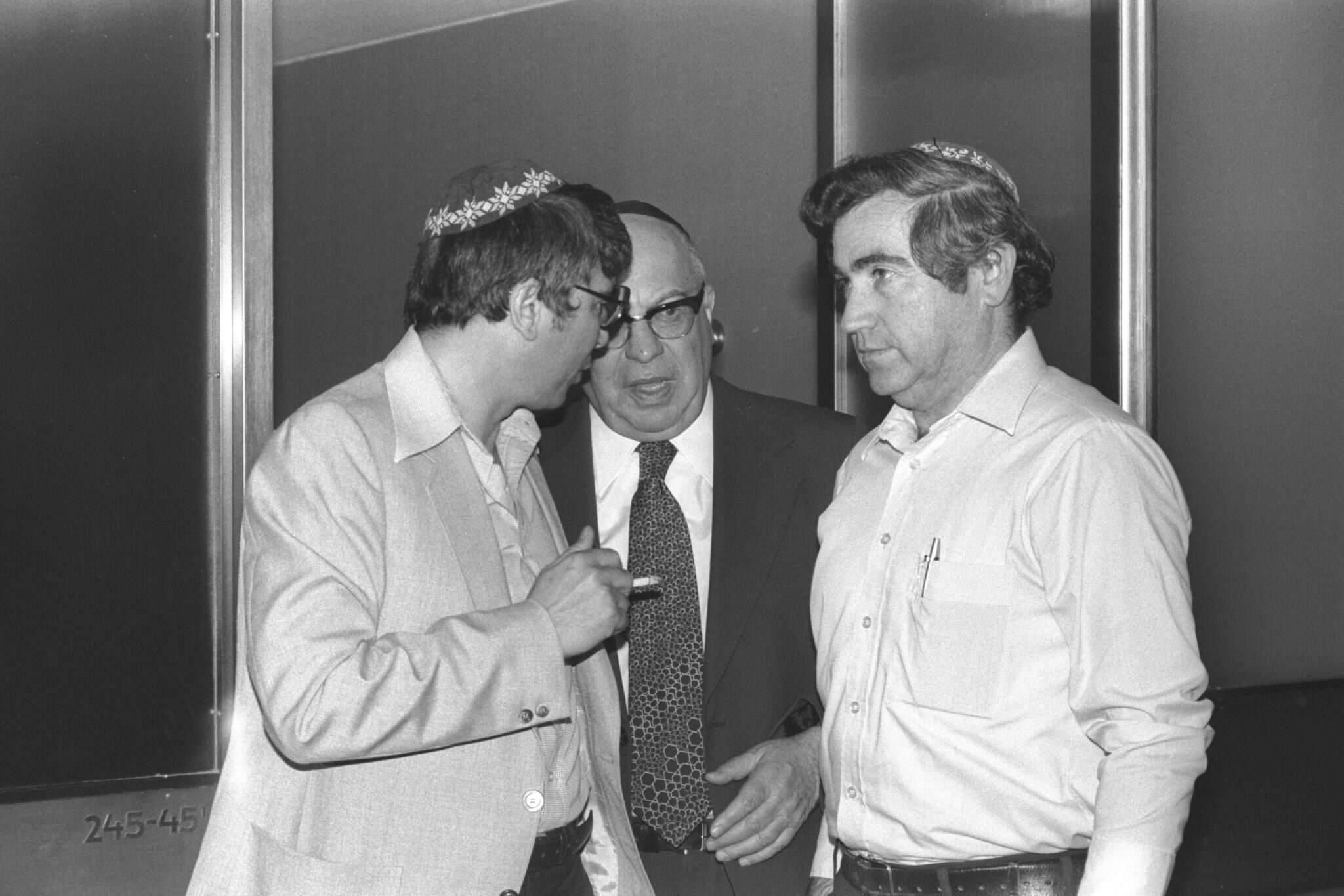 זבולון המר (מימין). | הרמן חנניה, לע''מ