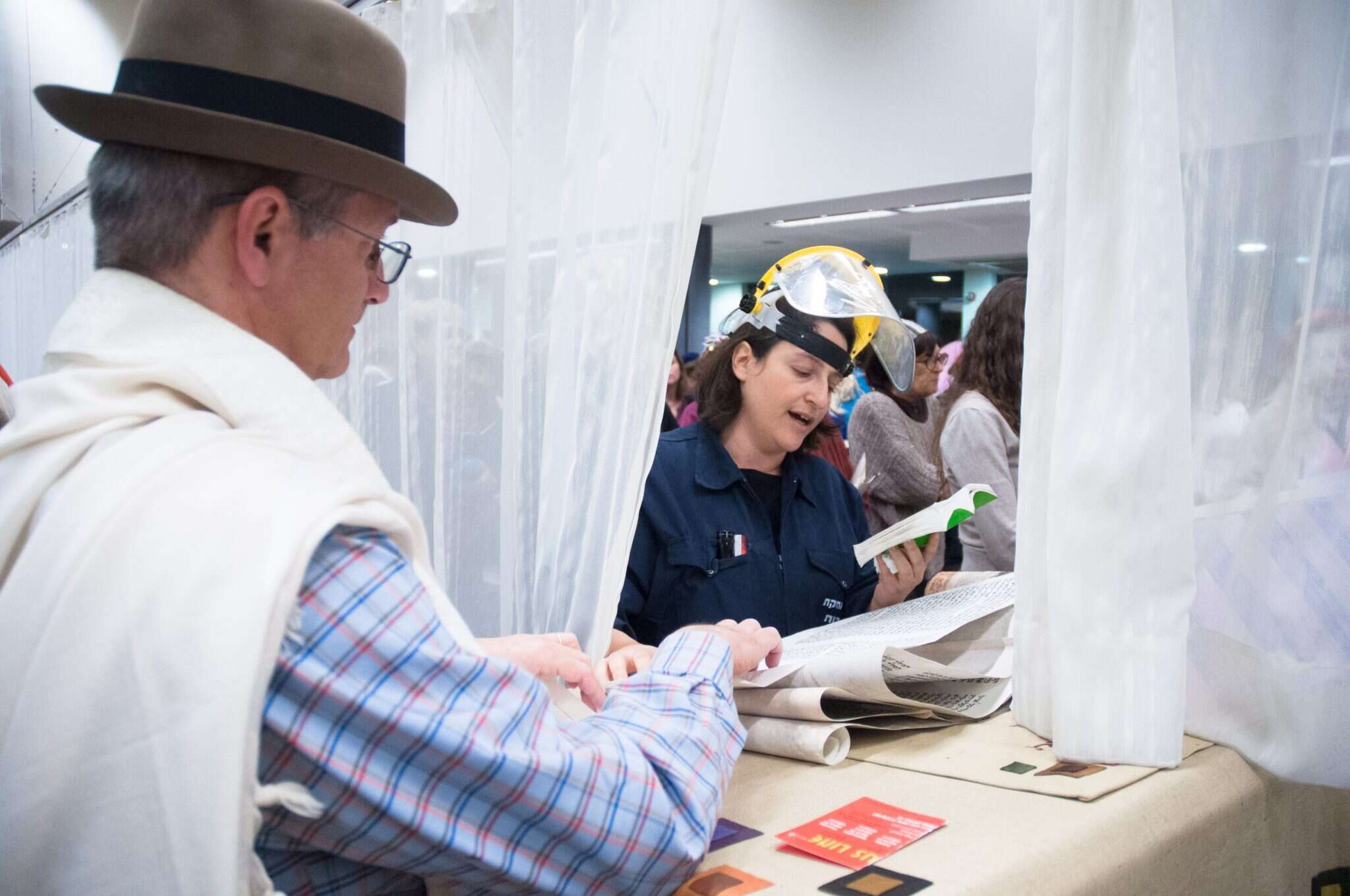 קריאת מגילה במניין "שירה חדשה". | יצחק וולף