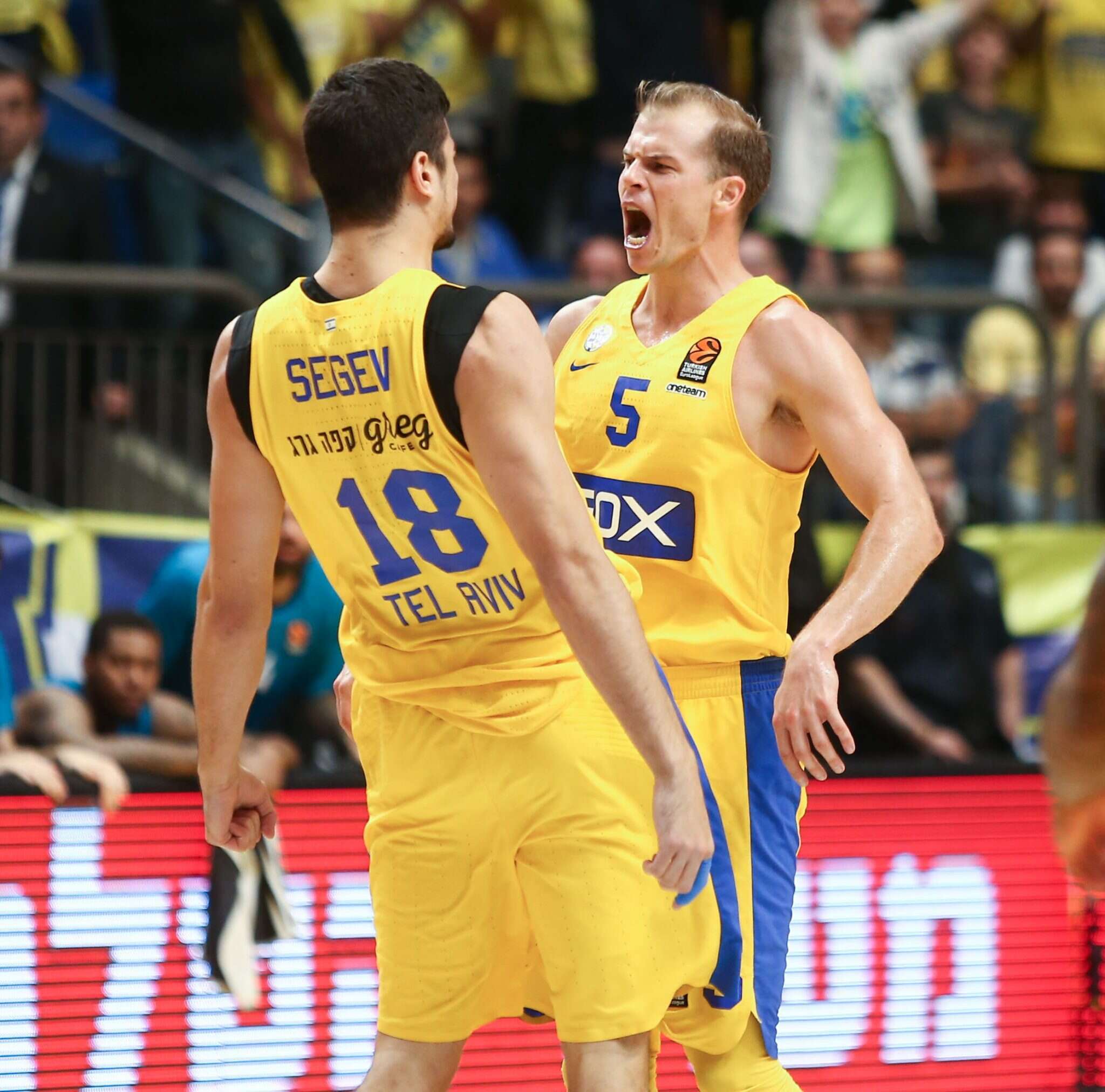 מייקל רול חוגג עם איתי שגב. | דני מרון מייקל רול חוגג עם איתי שגב. | דני מרון