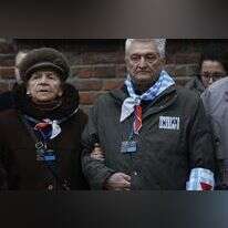 ניצולי שואה מחוץ למחהנ ההשמדה אושוויץ בירקנאו. | AP