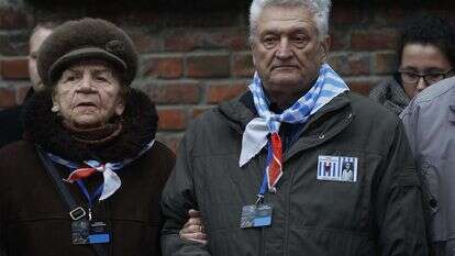 ניצולי שואה מחוץ למחהנ ההשמדה אושוויץ בירקנאו. | AP