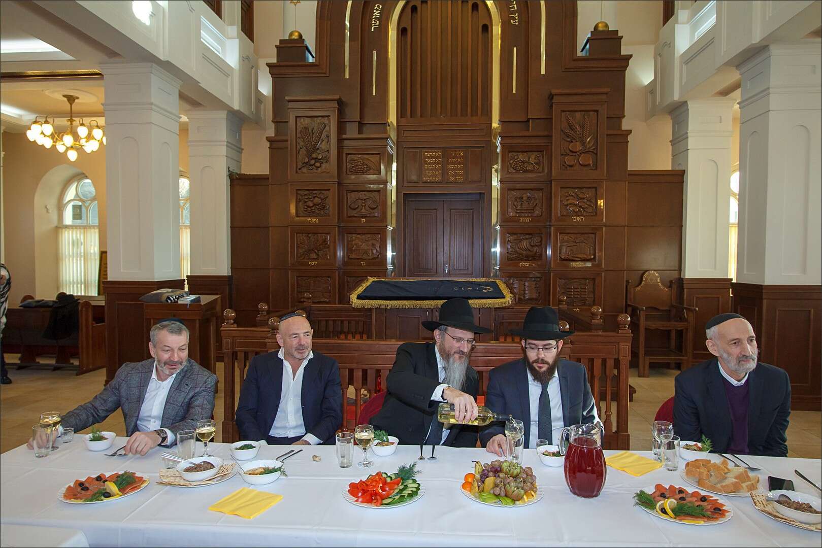 הטקס בבית הכנסת הראשי. במרכז: הרב לזר. | חב"ד טומסק הטקס בבית הכנסת הראשי. במרכז: הרב לזר. | חב"ד טומסק