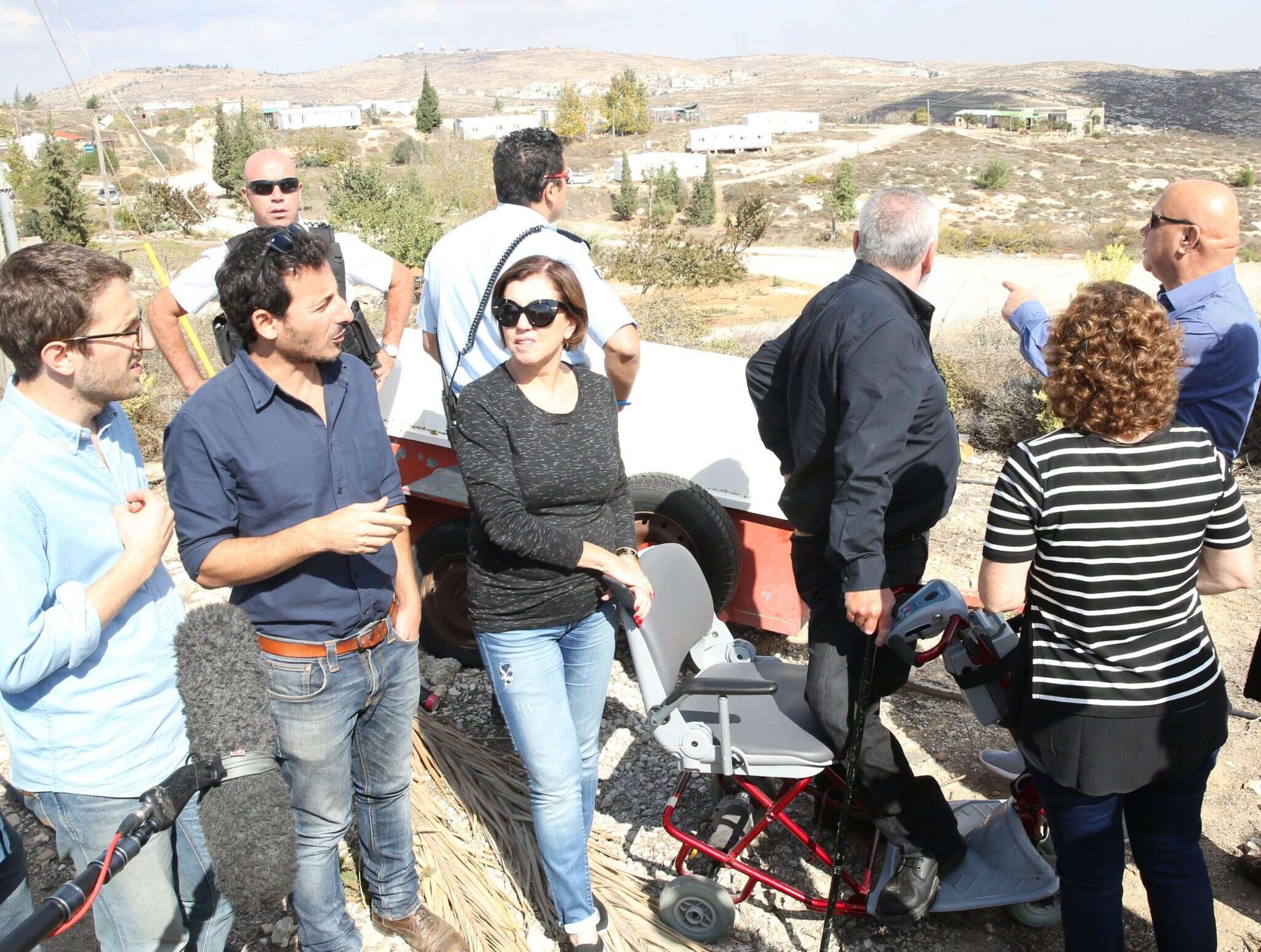 אבי בוסקילה, זהבה גלאון, אילן גילאון, עיסאווי פריג' ומיכל רוזין בסיור בעמונה לפני פינויה. | מרים צחי