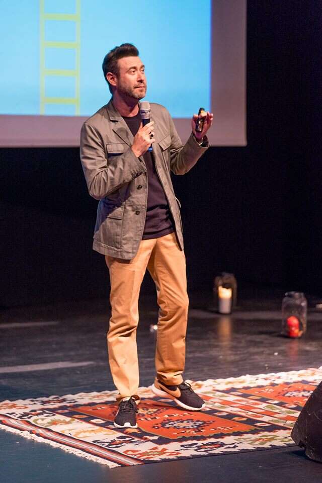 יובל אברמוביץ במופע שלו. | נעה ענתבי