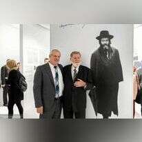 ר' יהודה מאיר שפירא, צאצאו של הרב מאיר שפירא (ברקע), ולידו כותב המאמר, הרב ד"ר משה פינצ'וק (משמאל). | Krzysztof Mazur, Agencja Gazeta