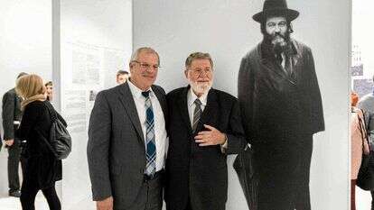 ר' יהודה מאיר שפירא, צאצאו של הרב מאיר שפירא (ברקע), ולידו כותב המאמר, הרב ד"ר משה פינצ'וק (משמאל). | Krzysztof Mazur, Agencja Gazeta