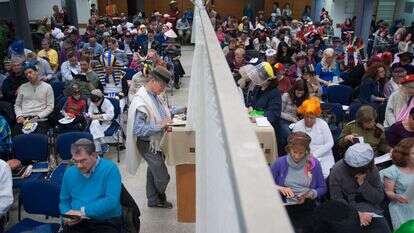 קריאת מגילה בקהילת שירה חדשה. | יצחק וולף