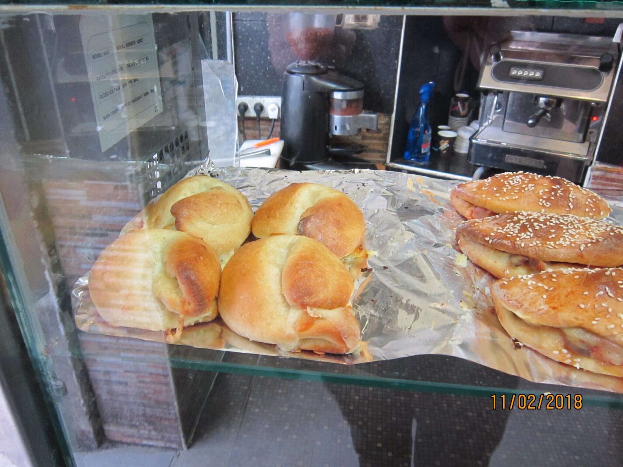 לחם שום ובורקס פיצה ב'נקודה האמצעית'. | דורון בקל איילון