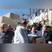 יהודה עציון נושא את ארונו של המשורר חיים גורי ז"ל. | מרים צחי