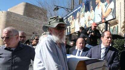 יהודה עציון נושא את ארונו של המשורר חיים גורי ז"ל. | מרים צחי