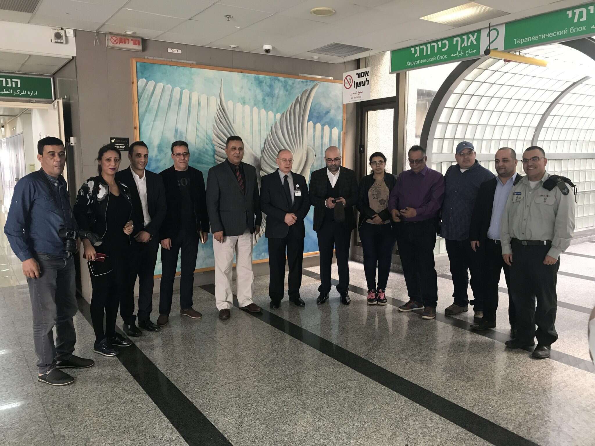 המשלחת בביקור בבית החולים ל