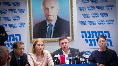 אבי גבאי, ציפי לבני ובוז'י הרצוג בישיבת סיעת המחנה הציוני ב-2018. | מרים אלסטר, פלאש90