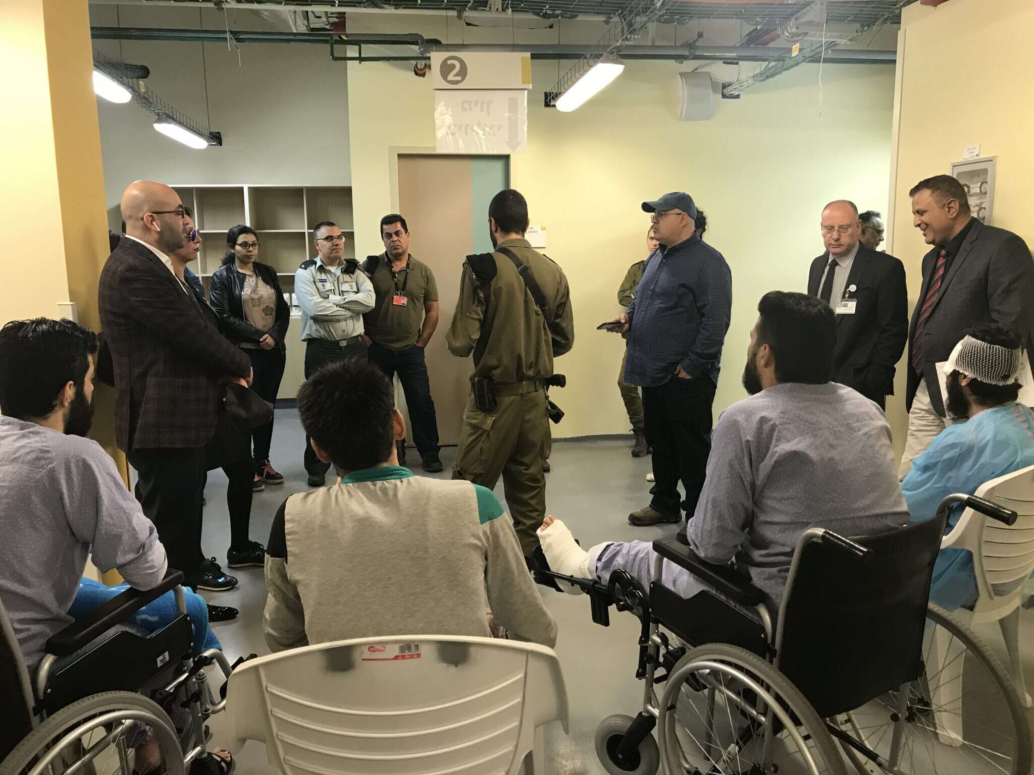 משלחת העיתונאים בביקור אצל פצועים מהלחימה בסוריה