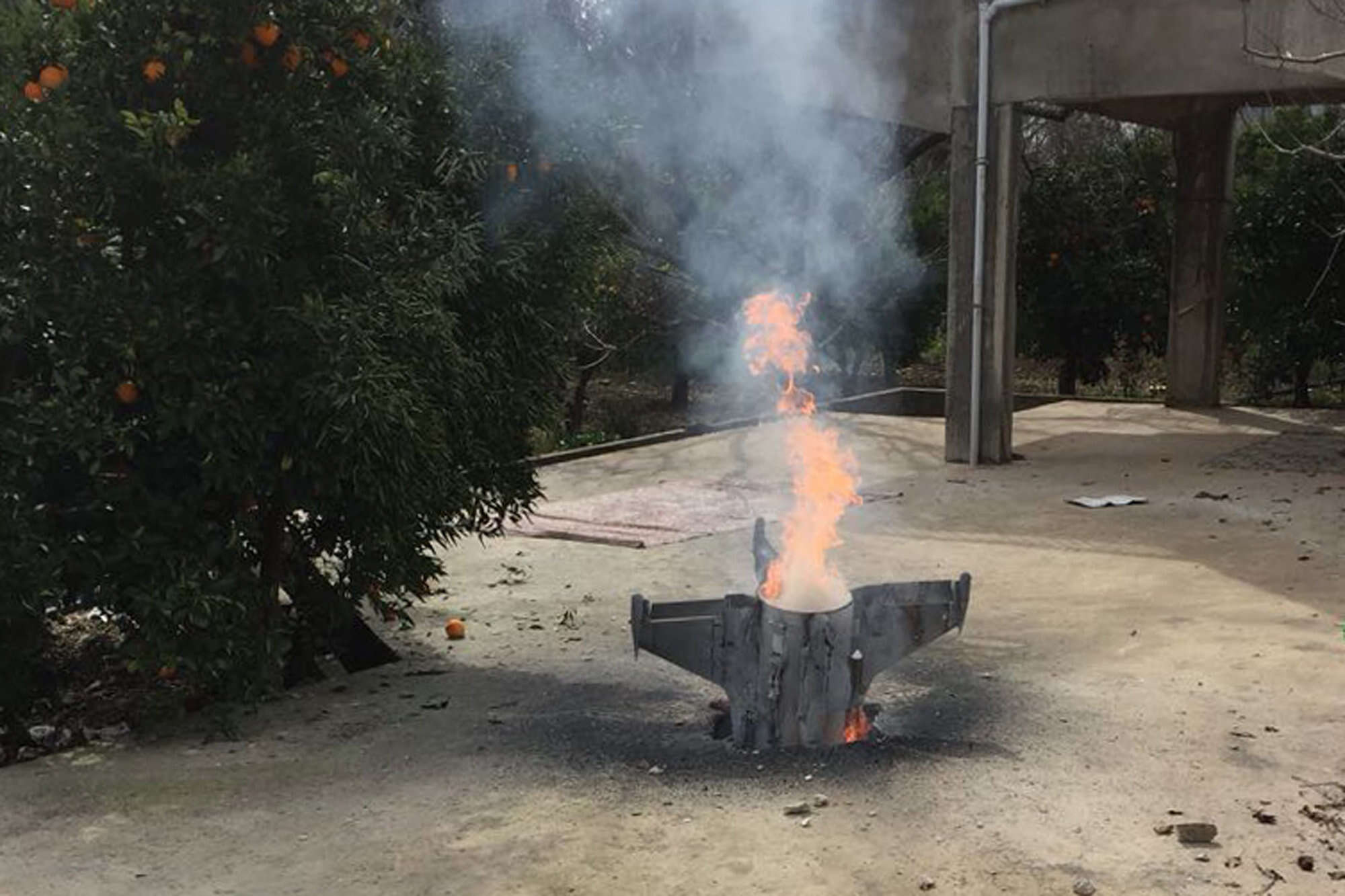 על פי התקשורת בלבנון, שרידים של טיל ישראלי אחרי התקיפה בסוריה. | AP