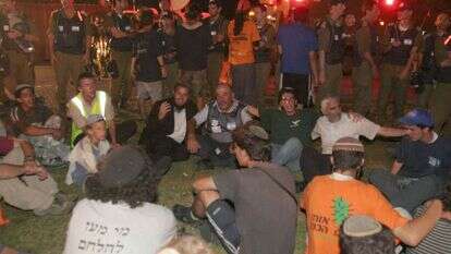 הפגנה נגד ההתנתקות בנווה דקלים. | מרים צחי הפגנה נגד ההתנתקות בנווה דקלים. | מרים צחי