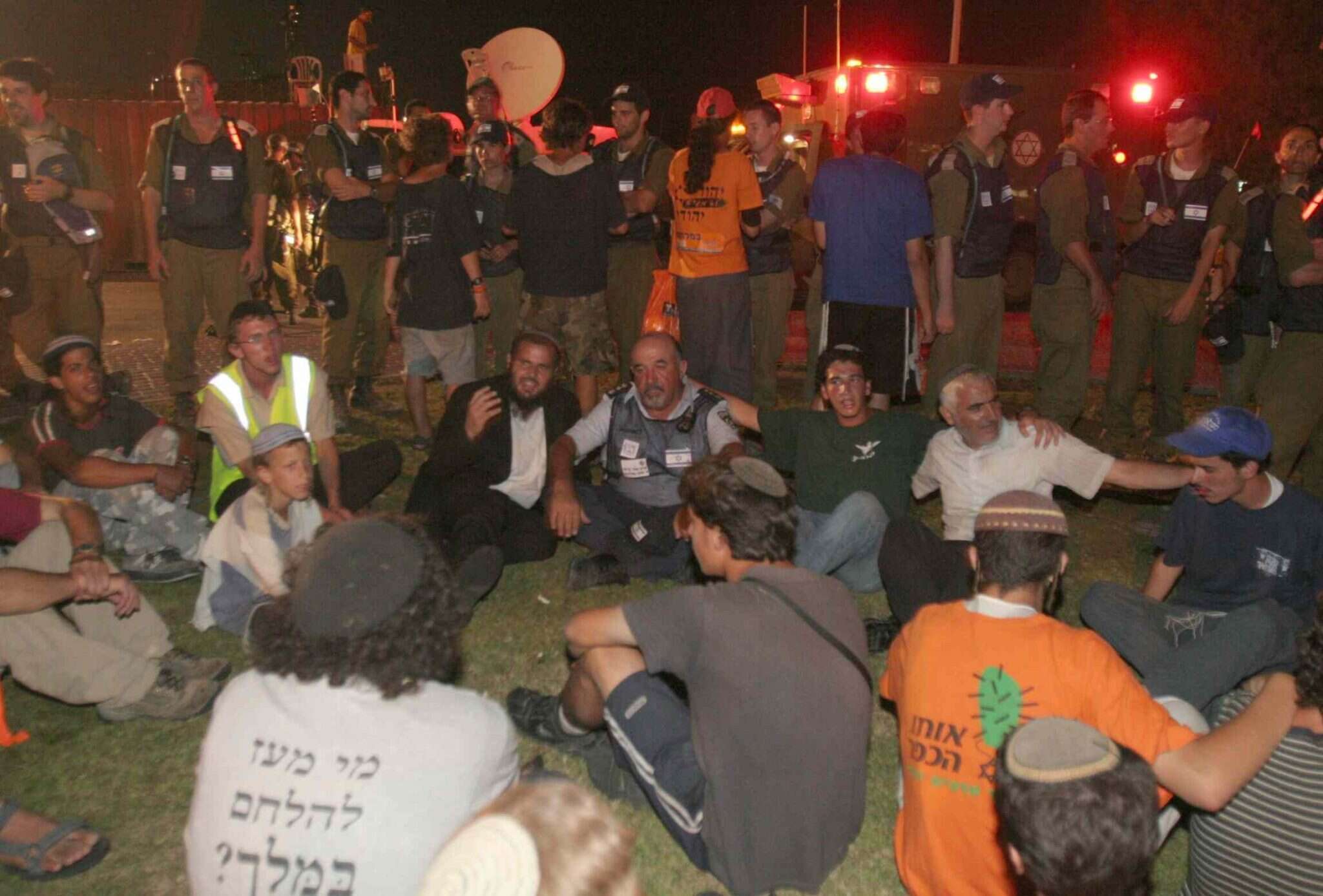 הפגנה נגד ההתנתקות בנווה דקלים. | מרים צחי