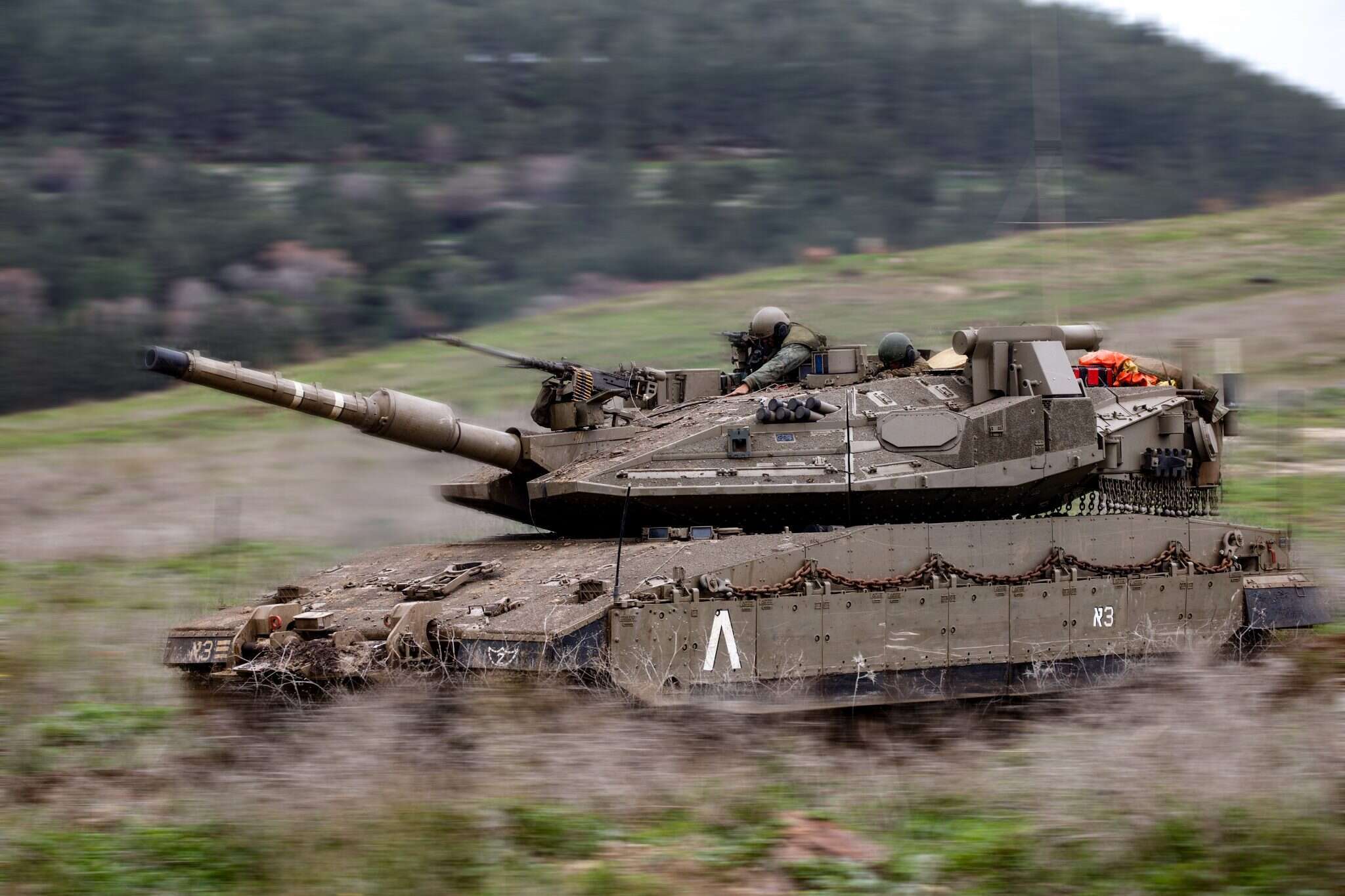 חשופים בלי צריח. | אנצ'ו גוש, ג'יני