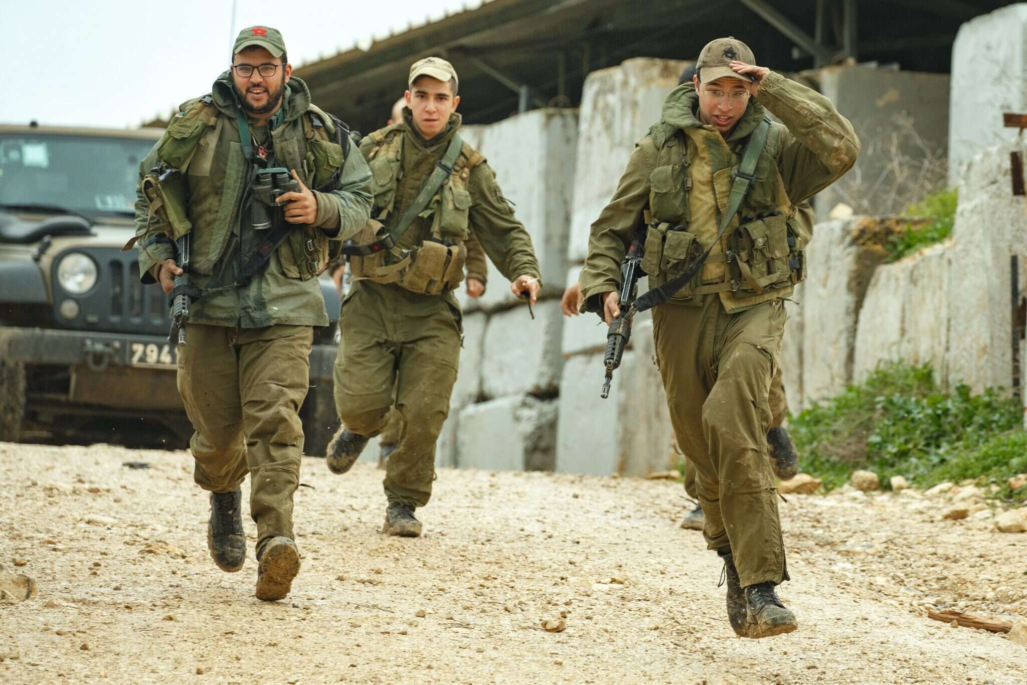 חשופים בלי צריח. | אנצ'ו גוש, ג'יני