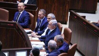 השרים ליצמן, ליברמן, כחלון ארדן ובנט לצד נתניהו במליאת הכנסת. | מרים צחי